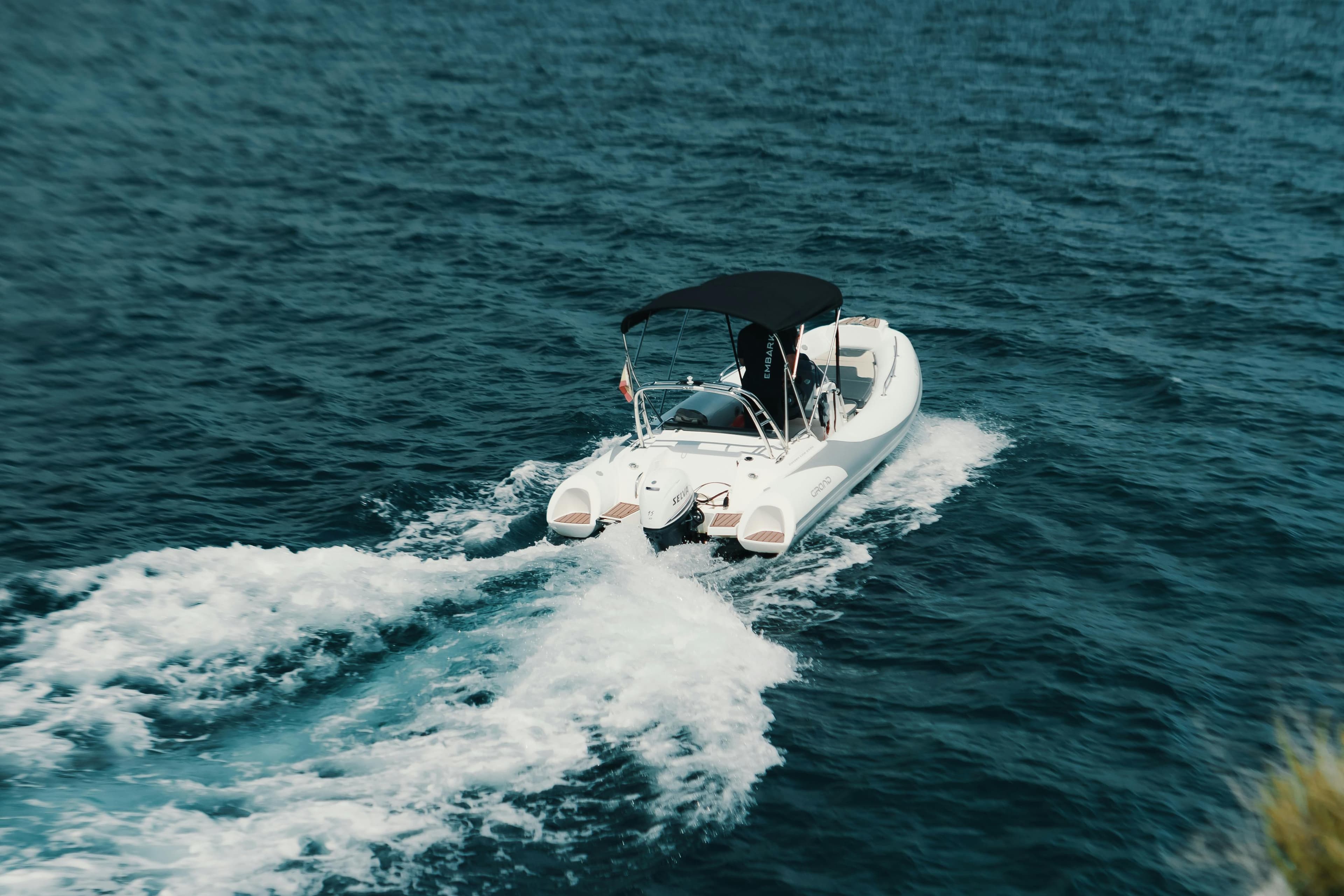 Катер на Красном море